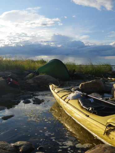 descent of mc kenzie river by kayak